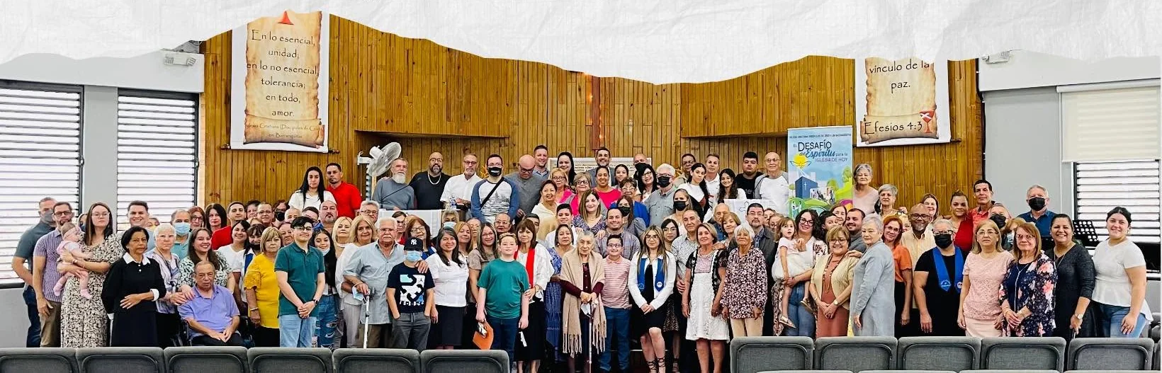 Personas de nuestra congregación reunidas en el templo